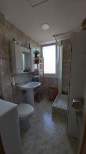 拉科鲁尼亚Mi casita的浴室配有卫生间、盥洗盆和淋浴。