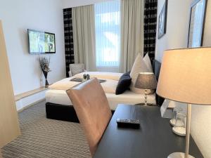 波鸿Hotel Antoni的配有一张床和一张书桌的酒店客房