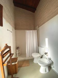 梅塞德斯Casa en Haras Bettina的一间带卫生间和水槽的浴室