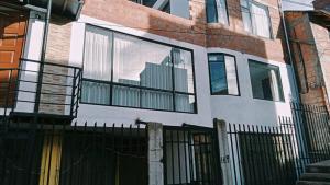 普诺Departamento: Mirador de Puno.的一座带玻璃窗和围栏的建筑