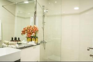 迪拜Autumn Falls, 2 Bedroom full service equipped appartement的一间带玻璃淋浴和水槽的浴室