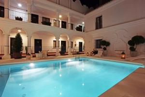 贝纳尔马德纳拉芬达酒店的大型建筑中的大型游泳池