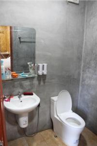 高兰Easy Life Country House的浴室配有白色卫生间和盥洗盆。