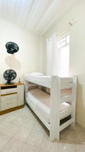萨尔瓦多Hostel Canto Zen的窗户客房内的一张白色双层床