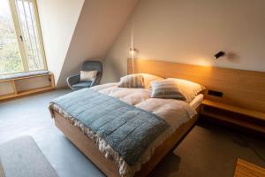 韦尼格罗德Gästehaus Liebfrauen的一间卧室配有一张大床和木制床头板