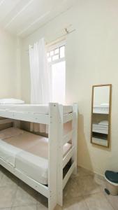 萨尔瓦多Hostel Canto Zen的一间卧室配有两张双层床和镜子