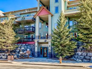 坎莫尔Canmore Mountain view loft apartment heated outdoor pool的公寓大楼前面设有消防栓