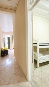 萨尔瓦多Hostel Canto Zen的带两张双层床和墙壁的客房
