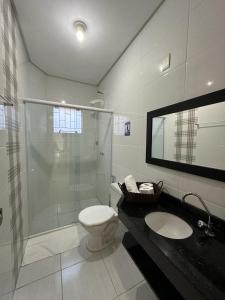 弗洛里亚诺波利斯Divino Residence的带淋浴、卫生间和盥洗盆的浴室