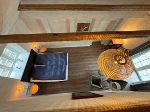 维比Lindegaardens Bed and Breakfast的一间卧室配有一张床和风扇