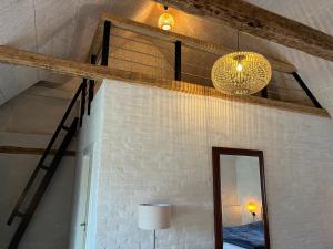 维比Lindegaardens Bed and Breakfast的一间设有砖墙、镜子和灯的房间