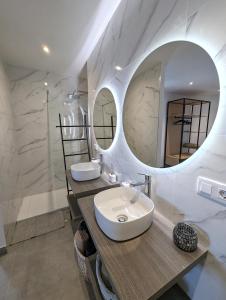 Las LedasLa Palma Luxury Heritage的一间带水槽和镜子的浴室
