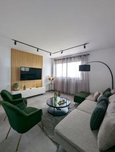 Las LedasLa Palma Luxury Heritage的客厅配有沙发、椅子和电视