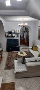 吉诺卡斯特Marbi Guest House的客厅配有两张沙发和一张桌子