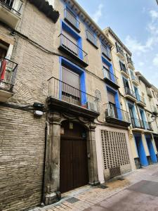 萨拉戈萨El Loft del Casco by Alogest的砖砌建筑,设有木门和窗户
