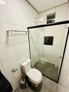 阿尔特杜尚POUSADA ALTER PARA TODOS的一间带卫生间和玻璃淋浴间的浴室