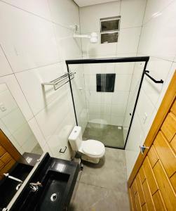阿尔特杜尚POUSADA ALTER PARA TODOS的一间带卫生间和水槽的小浴室