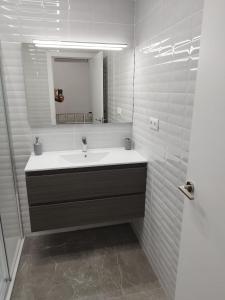 圣卡洛斯拉腊皮塔Casa Elai的白色的浴室设有水槽和镜子