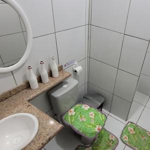 蒂鲍Casa em Tibau RN的一间带卫生间、水槽和镜子的浴室