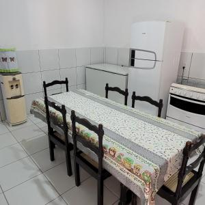 蒂鲍Casa em Tibau RN的一间厨房,在房间内配有两个木长椅