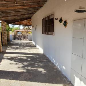 蒂鲍Casa em Tibau RN的白色墙壁的走廊,上面有门