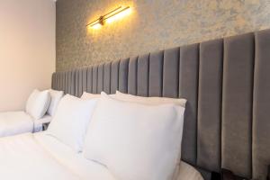 ArnavutköyLenora Airport Hotel的一间卧室配有带白色枕头的床