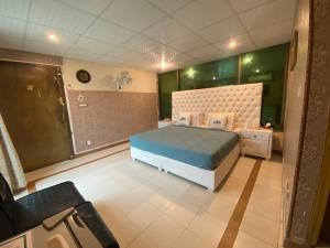 伊斯兰堡Fusion Lodge的一间卧室设有一张大床和淋浴