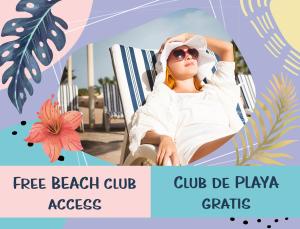 蓬塔卡纳Skyline Ocean Breeze HOTEL with VIEW Los Corales BBQ WiFi Beach CLUB & SPA的坐在沙滩椅上的年轻女人
