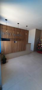 阿拉卡茹Hotel Da Orla的木墙上标有标志的酒店客房