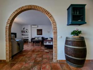 卡莱塔德贝莱斯Beach panorama Caleta的客厅里的拱门,有酒桶