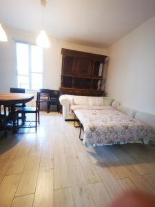 圣吉欧梅斯Appartement vintage的客厅配有床和桌子
