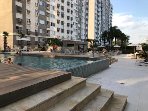 阿雷格里港Apartamento p/ 8 com garagem churasqueira e piscina的一座游泳池,里面的人
