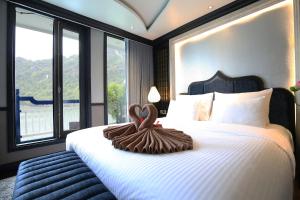 下龙湾Lotus D'Orient Cruise的一间卧室配有一张床,拥有心灵装饰