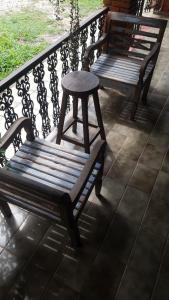 圣代佩德罗Quarto Quádruplo的两个长椅坐在阳台,带凳子