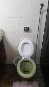圣代佩德罗Quarto Quádruplo的浴室位于摊位,设有绿色和白色的卫生间