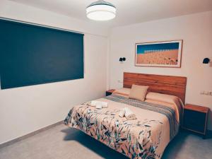 托雷德尔马尔Apartamento en Torre del Mar的一间卧室配有一张床和一个大型黑板