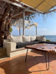 库卡里阿芙拉起亚酒店的一个带沙发和桌子的庭院和大海