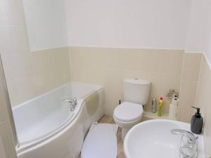 科尔切斯特2 Bedroom Flat in Colchester的带浴缸、卫生间和盥洗盆的浴室