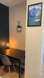 卡尔加里Cosy Private Room in Downtown with Free Parking - Self entrance的一间用餐室,配有一张桌子和一张墙上的照片