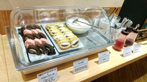 东京多美迎秋叶原酒店的柜台上展示甜甜圈和其他糕点