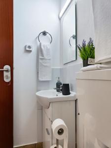 马希库GATEONE AL Airport View House的白色的浴室设有水槽和镜子