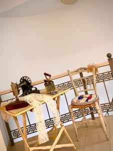 库卡里阿芙拉起亚酒店的一张桌子、缝 ⁇ 机和两把椅子