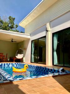 Ban Thalat Choeng ThaleCozy Private Pool Villa For Family的水中带橡皮鸭的游泳池