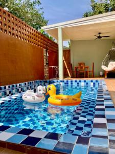 Ban Thalat Choeng ThaleCozy Private Pool Villa For Family的游泳池,水中设有两艘充气船