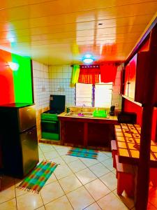AfareaituTeraupoo Lodge Maison的厨房设有绿色和红色的厨房