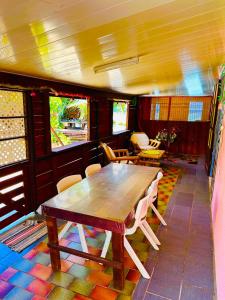 AfareaituTeraupoo Lodge Maison的一间带木桌和椅子的用餐室