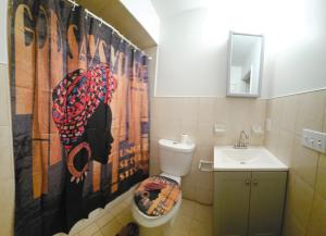 纽瓦克Traveler's Lodge In Newark City的一间带卫生间和水槽的浴室
