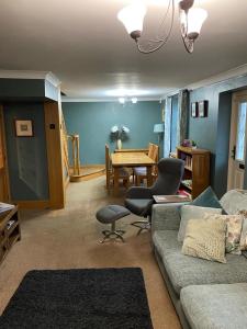 斯基普西Ivy House, three bed cottage, parking garden的客厅配有沙发和桌子