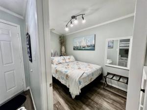 加尔维斯敦Casa Del Marlin - Your Beach Retreat on Galveston Island, TX的一间小卧室,配有一张床和镜子