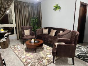 开罗Luxury apartment Downtown Cairo (Amazing, Central)的客厅配有沙发、两把椅子和一张桌子